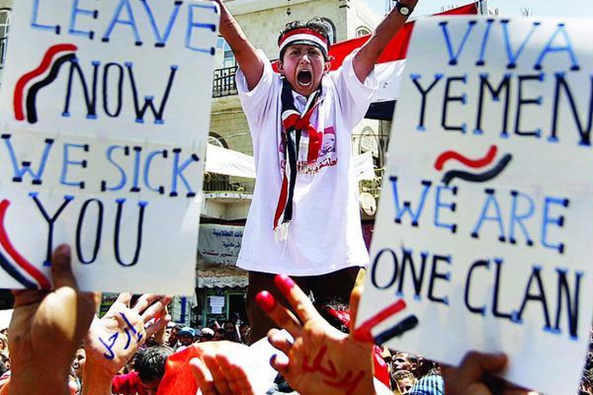 Pengunjuk rasa antipemerintah di Sanaa, ibu kota Yaman, Selasa (22/3), meneriakkan tuntutan mereka agar Presiden Ali Abdullah Saleh mundur dari jabatannya. Abdullah Saleh memperingatkan, upaya kudeta dapat memicu perang saudara.