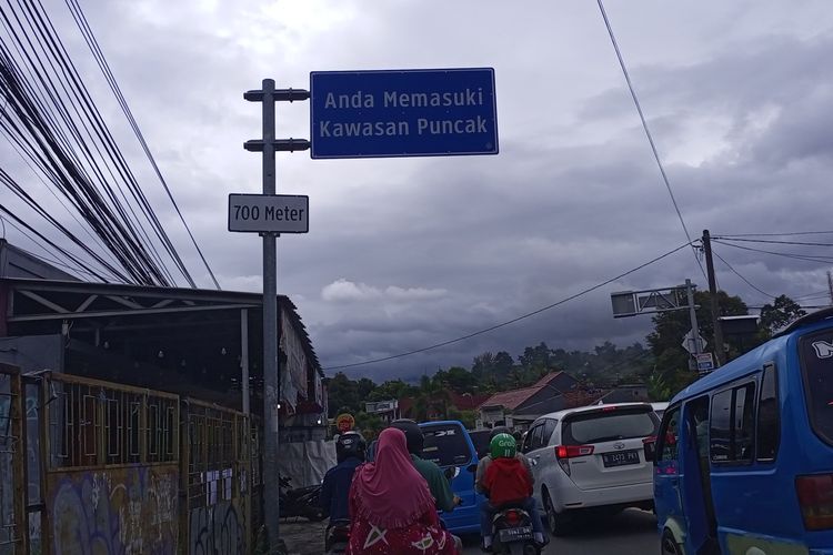 Situasi arus lalu lintas jelang penutupan Jalur Puncak Bogor, Jawa Barat, Sabtu (31/12/2022).