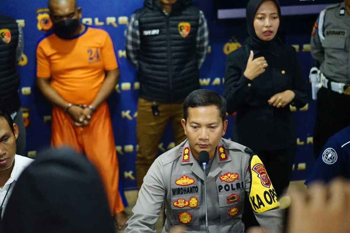 Kapolres Karawang AKBP Wirdhanto Hadicaksono saat memberikan keterangan pers kasus penganiayaan berujung maut di Mapolres Karawang, Kamis (2/5/2024).