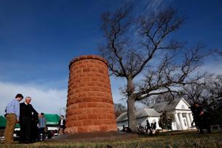 Sebuah monumen didirikan di Lockerbie, Skotlandia untuk mengenang 270 orang korban tewas peledakan pesawat milik maskapai Pan Am pada 1987. Hingga saat ini kasus itu belum sepenuhnya terungkap.