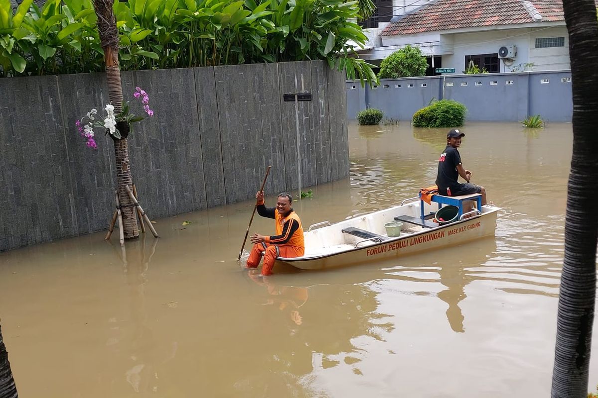 Banjir di perumahan Kelapa Nias, Kelapa Gading, Jakarta Utara, Minggu (23/2/2020).