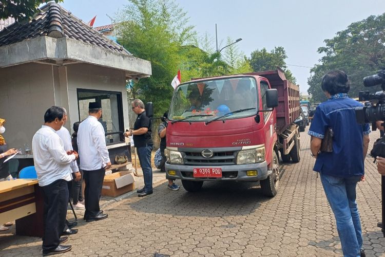 Sebuah truk dari Suku Dinas Sumber Daya Air (SDA) Jakarta Utara kembali menjalani uji emisi di kantor Wali Kota Jakarta Utara karena tidak lolos saat tes sebelumnya, Jumat (1/9/2023).