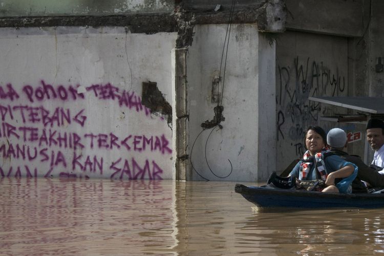 Warga menggunakan perahu untuk melintasi banjir di  Dayeuhkolot, Kabupaten Bandung, Jawa Barat, Jumat (23/2). Sedikitnya 10 kecamatan di kawasan Bandung Selatan kembali dilanda Banjir setinggi 80 cm hingga 2 meter akibat luapan sungai Citarum dan intensitas curah hujan yang tinggi. ANTARA FOTO/Novrian Arbi/foc/18.