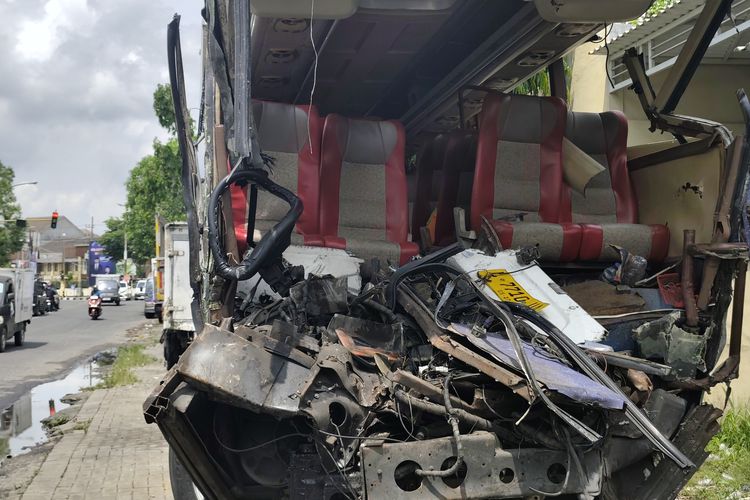 Bus Damri ringsek usai menghantam truk gandeng