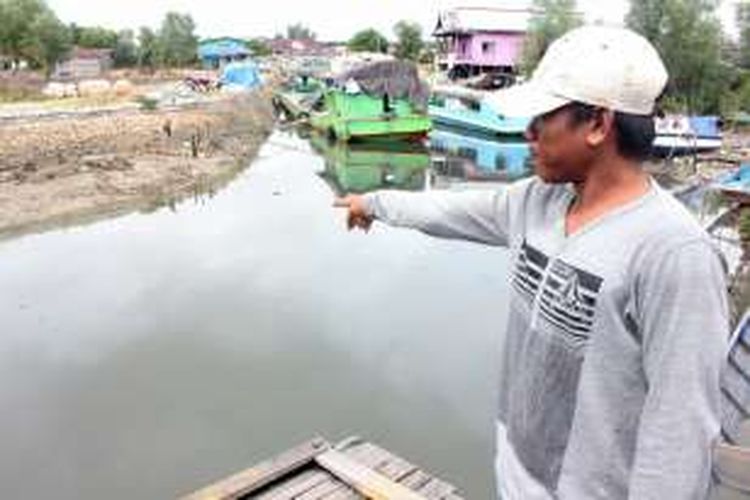 Arjun salah satu tetangga Supriyadi yangtengelam di Sungai Bolong. Diduga motori speedboad perusahaan kebun sawit ini tengelam karena tidak bisa berenang setelah terpeleset saat memperbaiki mesin.