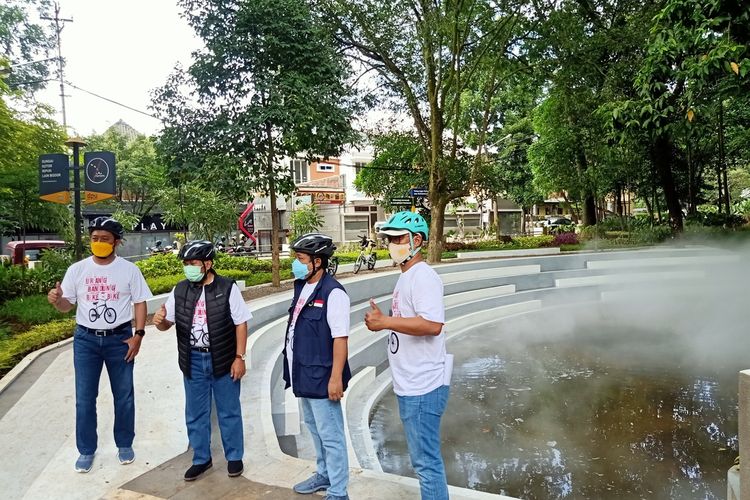 Wali Kota Bandung Oded M Danial bersama Wakil Wali Kota Bandung Yana Mulyana dan Sekretaris Daerah Kota Bandung Ema Sumarna meresmikan ruang publik baru berupa kolam retensi seluas 1.700 meter persegi di Taman Kandaga Puspa, Bandung Wetan, Kota Bandung, Selasa (22/12/2020).