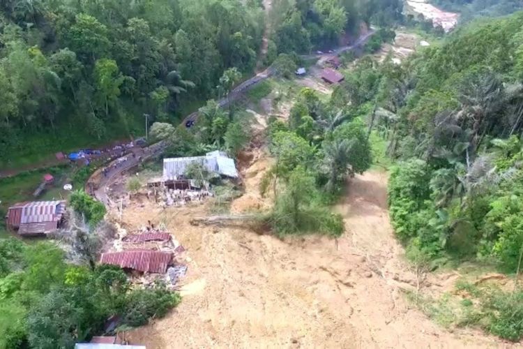Kondisi pasca longsor di di Dusun Buntu Karua, Lembang Karua, Kecamatan Balusu, Toraja Utara, Sulawesi Selatan, hingga Kamis (02/12/2021) siang masih menimbun 5 unit rumah warga dan melumpuhkan akses jalan utama.