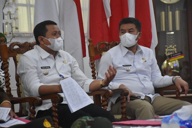 Bupati Sumedang Dony Ahmad Munir saat Rapat Koordinasi (Rakor) bersama forum koordinasi pimpinan daerah (Forkopimda) terkait kesiapan menjelang Hari Raya Idul Fitri 1443 H, di Gedung Negara, Rabu (14/4/2022).
