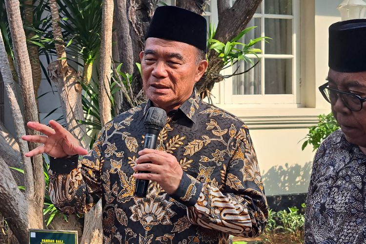 Menteri Koordinator Bidang Pembangunan Manusia dan Kebudayaan Muhadjir Effendy memberikan keterangan pers setelah bertemu Wakil Presiden Ma'ruf Amin di Rumah Dinas Wapres, Jakarta, Rabu (17/4/2024).