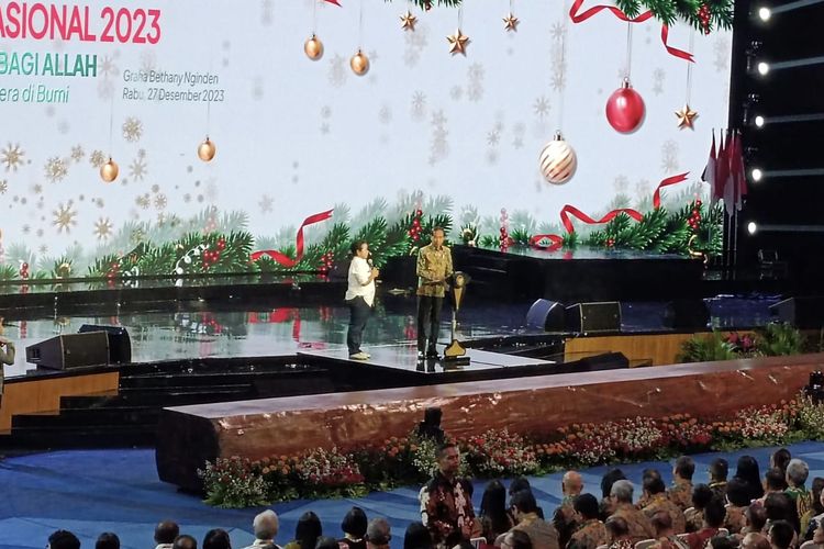 Momen Jokowi bagikan sepeda ke jemaah Perayaan Natal Nasional di Surabaya, Rabu (27/12/2023).