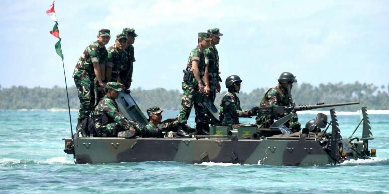 Panglima TNI Jenderal Gatot Nurmantyo naik tank amphibi saat meninjau Latihan Taktis TNI AD di perairan Natuna, Kepulauan Riau, Sabtu (12/11/2016).