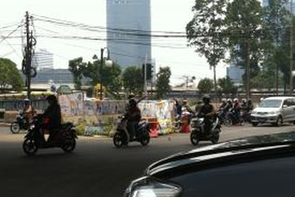 Jalan ambles di Perempatan Karet Bivak, Tanah Abang, Jakarta Pusat sudah tampak diperbaiki Kamis (6/11/2014).