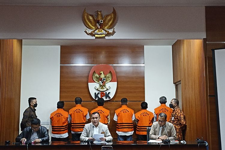 KPK mengumumkan Bupati Bangkalan, Jawa Timur, Abdul Latif Amin Imron dan lima bawahannya sebagai tersangka dugaan suap lelang jabatan, Kamis (8/12/2022).