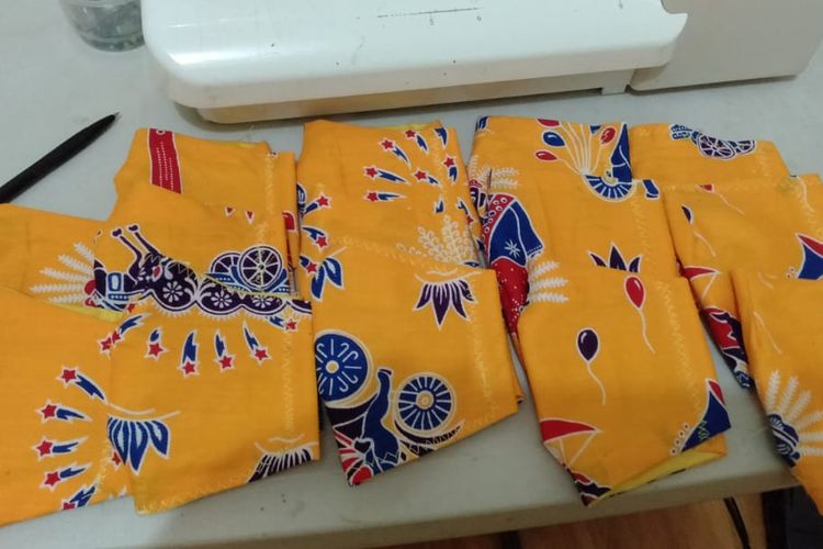 Masker kain yang dibuat oleh siswa disabilitas di Jakarta.
