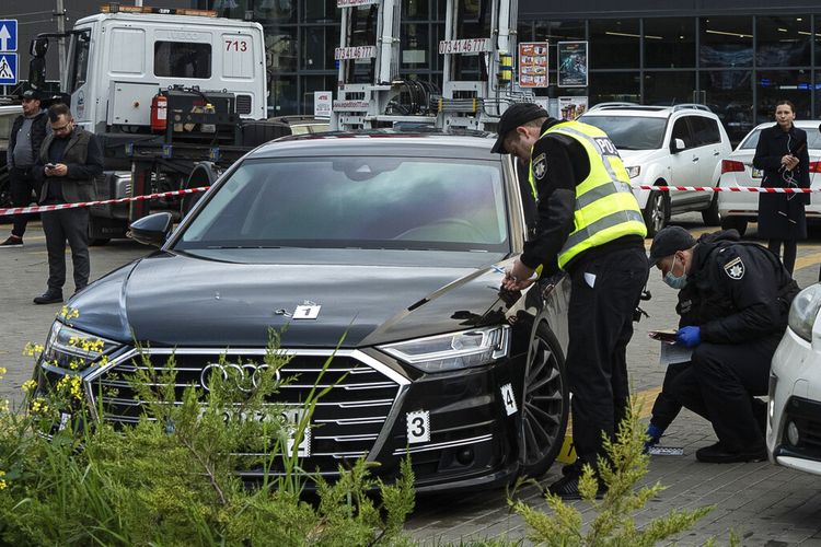 Petugas polisi mengumpulkan barang bukti di dekat mobil Serhiy Shefir, asisten pertama Presiden Volodymyr Zelenskyy, dekat Kyiv, Ukraina, Rabu, 22 September 2021. 