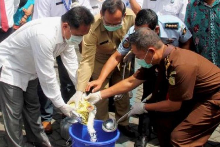 Petugas Badan Narkotika Nasional Provinsi Daerah Istimewa Yogyakarta bersama perwakilan sejumlah institusi memusnahkan barang bukti sabu dengan berat total 1.088 gram senilai Rp 1,4 miliar, Rabu (8/2), di Yogyakarta. 