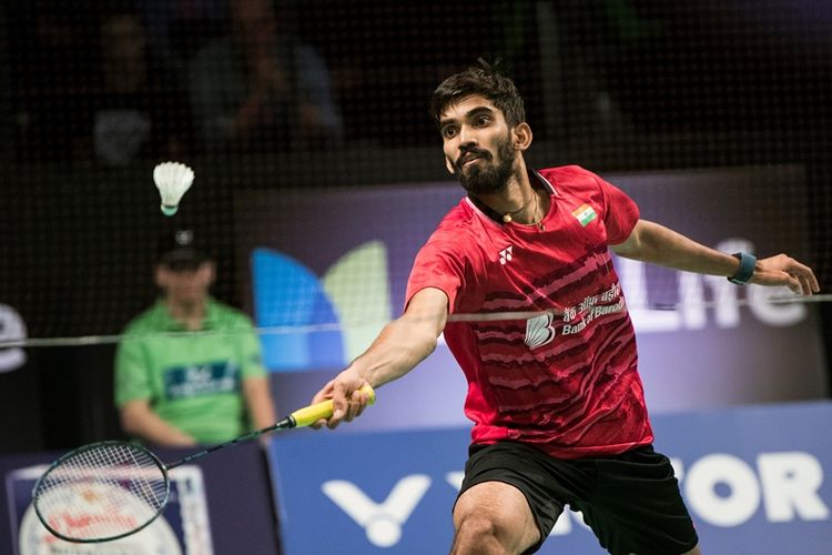 Pebulu tangkis India, Kidambi Srikanth, mengembalikan bola saat melawan pemain Korea Selatan, Lee Hyun Il, pada final Denmark Terbuka Superseries Premier di Odense, Denmark, 22 Oktober 2017.
