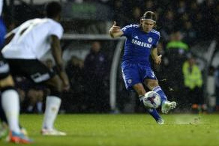 Bek Chelsea, Felipe Luis, saat mengeksekusi tendangan bebas yang berujung gol ke gawang Derby County pada putaran kelima Capital One Cup di iPro Stadium, Selasa (16/12/2014). 