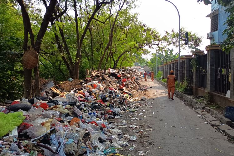 Tumpukan Sampah di Cakung Jaktim Meluber, Jalan Menyempit Hanya Satu Lajur
