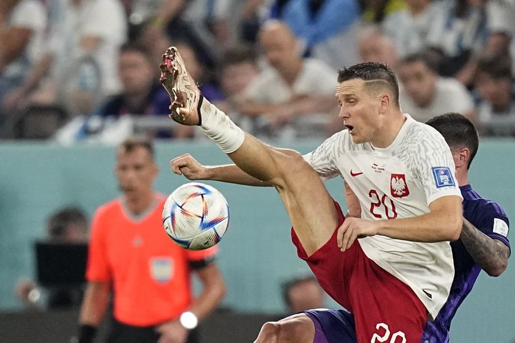 Gelandang timnas Polandia Piotr Zielinski saat berebut bola dengan pemain Argentina Rodrigo De Paul dalam penyisihan Grup C Piala Dunia 2022 di Stadion 974, Doha, Qatar, 30 November 2022.