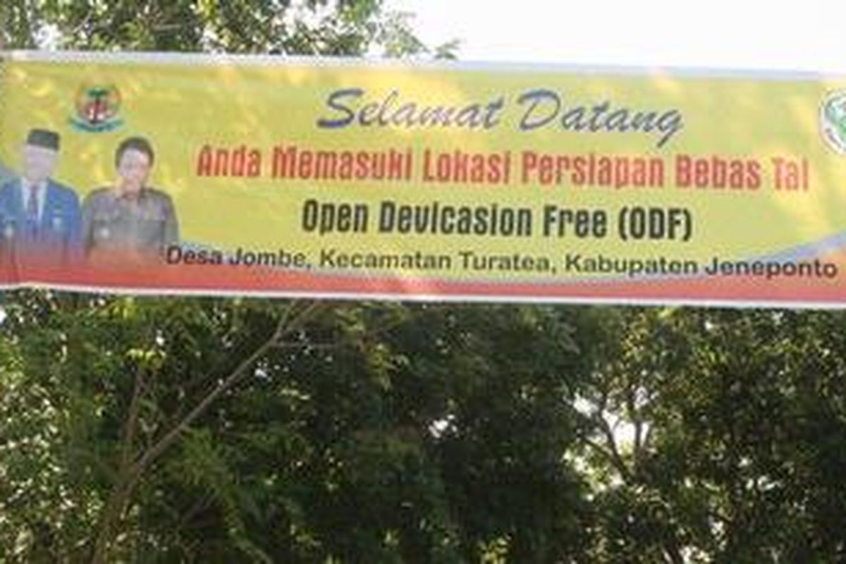 Spanduk Motivasi untuk Tidak Buang Air Besar Sembarangan (BABS), di Desa Jombe, Kecamatan Turatea, Kabupaten Jeneponto, Sulawesi Selatan