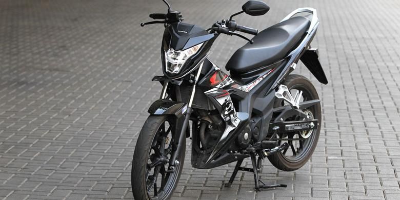 Honda New Sonic 150 R difoto saat uji berkendara di halaman Gedung Kompas Gramedia, Jakarta, Senin (14/9/2015).