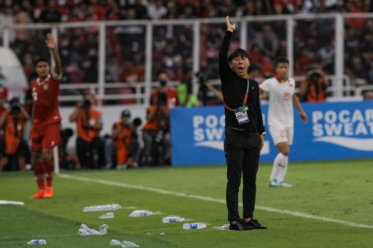 Pelatih timnas Indonesia, Shin Tae Yong saat pertandingan melawan pemain timnas Vietnam pada leg pertama semifinal Piala AFF 2022 di Stadion Utama Gelora Bung Karno (SUGBK), Jakarta, Jumat (6/1/2023). Pertandingan ini berakhir dengan skor 0-0.