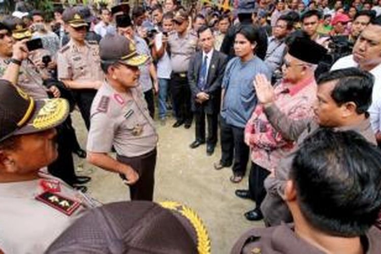 Kepala Polri Jenderal (Pol) Badrodin Haiti meninjau gereja yang dibakar di kawasan Desa Suka Makmur, Kecamatan Gunung Meriah, Kabupaten Aceh Singkil, Aceh, Rabu (14/10). Pasca bentrokan antardua kelompok massa yang berujung satu gereja dibakar, satu orang meninggal, dan empat orang mengalami luka-luka di Kecamatan Gunung Meriah, Selasa (13/10), TNI bersama Polri pun meningkatkan pengamanan. 