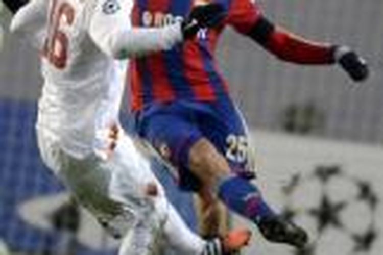 Gelandang CSKA Moskwa Roman Eremenko (kanan) berebut bola dengan gelandang AS Roma Daniele De Rossi, pada laga kelima Grup E Liga Champions, di Arena Khimki, Khimki, Selasa (25/11/2014). Pertandingan itu berakhir 1-1.