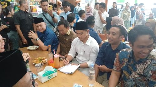 Kunjungi Kantor Muhammadiyah Jakarta, Kaesang Bagi-bagi Buku Tulis ke Pelajar