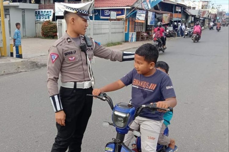 Aturan sepeda listrik di jalan raya. Polisi saat memberikan edukasi terhadap pengguna sepeda listrik di Sumenep yang masih di bawah umur, Senin (17/7/2023). 