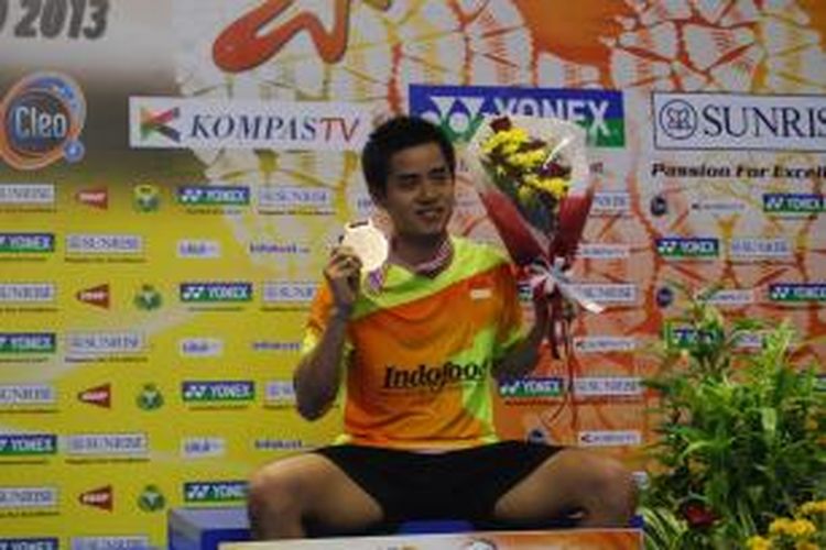 Tunggal putra Indonesia, Simon Santoso, memamerkan medali emas setelah menerima penghargaan pada Yonex-Sunrise Indonesia Open Grand Prix Gold 2013, di GOR Amongraga, Yogyakarta, Minggu (29/9/2103).