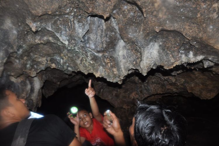 Gua atau Goa Tao 8 Putri di Kecamatan STM Hulu, Kabupaten Deli Serdang, Sumatera Utara viral di media sosial karena disebut penuh dengan serpihan emas yang menempel di dinding gua.
