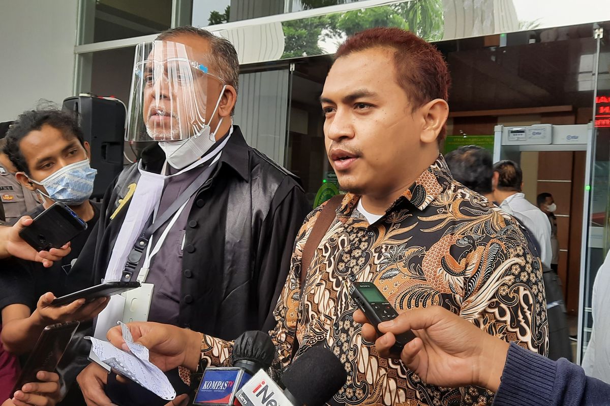Kuasa hukum Munarman, Aziz Yanuar (baju batik), di Pengadilan Negeri Jakarta Timur, Rabu (15/12/2021).