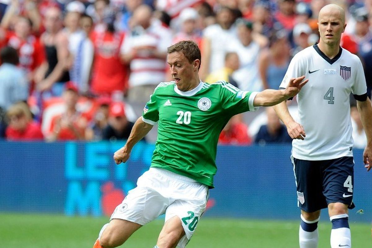 Max Kruse dari Timnas Jerman menembak dan mencetak gol di babak kedua melawan Timnas Amerika Serikat dalam pertandingan persahabatan internasional di RFK Stadium pada 2 Juni 2013 di Washington, DC.