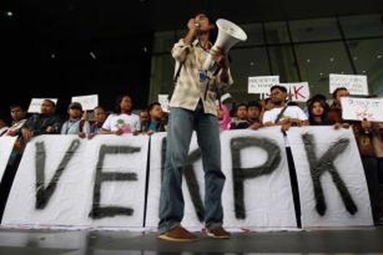 Massa yang tergabung dalam Koalisi Masyarakat Sipil Anti Korupsi, melakukan aksi di depan gedung Komisi Pemberantasan Korupsi, Jakarta, Jumat (23/1/2015). Aksi ini merupakan respons atas penangkapan Wakil Ketua KPK Bambang Widjojanto, oleh Bareskrim Mabes Polri.