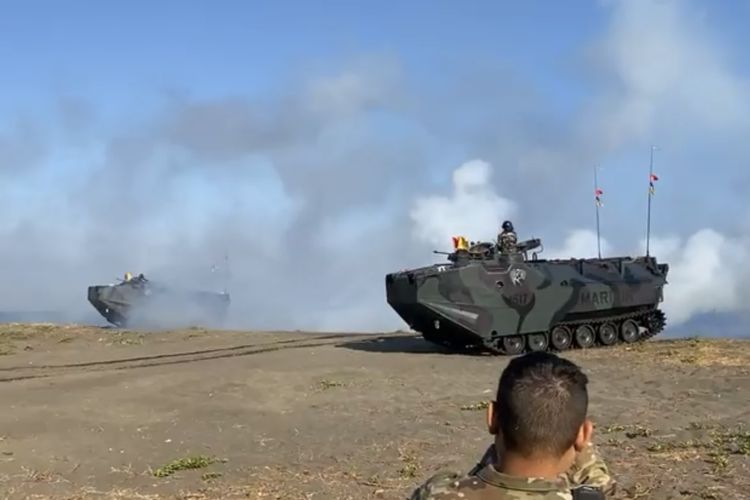 Operasi amfibi ditampilkan dalam latihan militer gabungan multinasional Super Garuda Shield 2023 di Pantai Banongan, Situbondo, Jawa Timur, Minggu (10/9/2023).