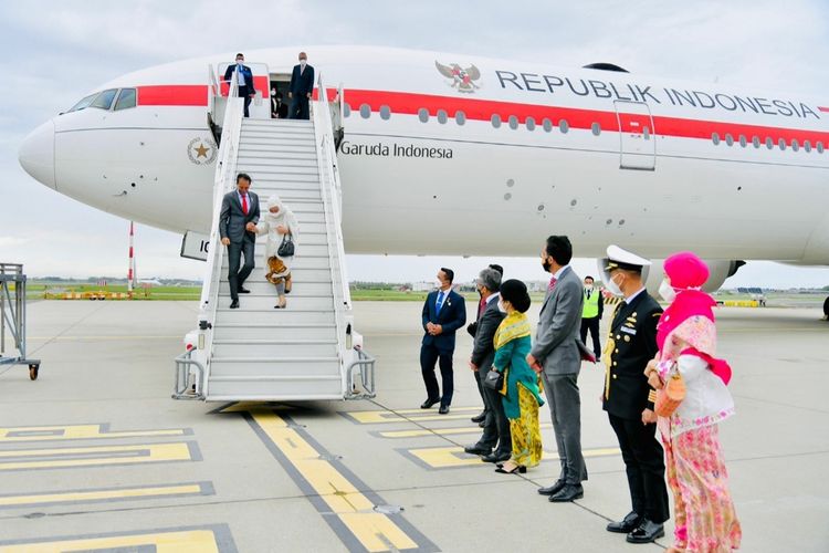 Presiden Joko Widodo dan Ibu Iriana Jokowi saat transit di Bandara Internasional Schipol di Amsterdam, Belanda, Selasa (10/5/2022) pukul 17.20 waktu setempat (WS) atau pukul 22.20 WIB.