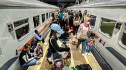 Terimbas Kereta Anjlok di Bandung Barat, Ratusan Penumpang KA Serayu Naik Bus Padalarang - Jakarta