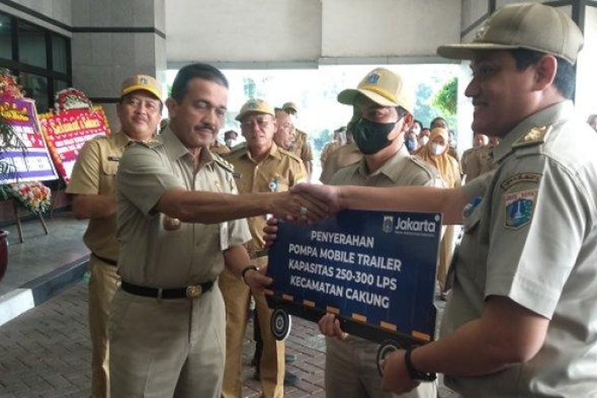 Wali Kota Jakarta Timur, Muhammad Anwar, menyerahkan secara simbolik 18 pompa air ke kecamatan di wilayahnya untuk mengantisipasi banjir di musim hujan.