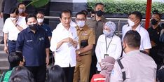 Menaker Ida Dampingi Presiden Jokowi Tinjau Penyaluran BSU di Bandung