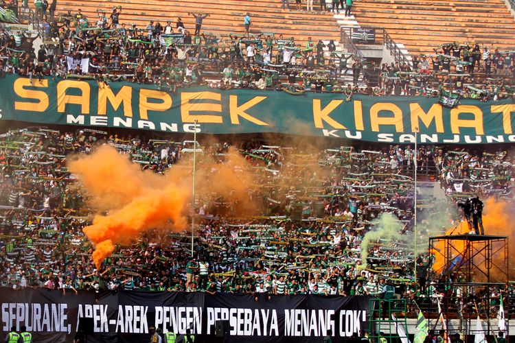 Bonek tribun utara saat mendukung Persebaya Persebaya melawan PSS Sleman pada Pekan 25 Liga 1 2019 yang berakhir denna skor 2-3 di Stadion Gelora Bung Tomo Surabaya, Jawa Timur, Selasa (29/10/2019) sore.