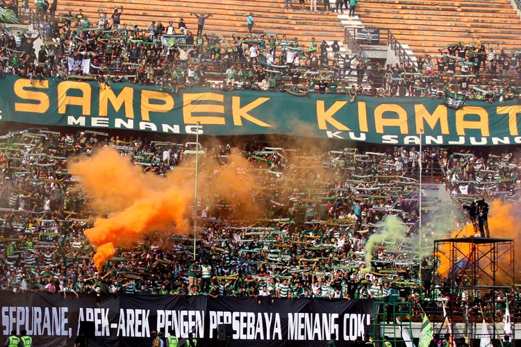 Suporter Persebaya Surabaya, Bonek tribun utara melakukan aksi meninggalkan tribün saat babak kedua laga Persebaya Persebaya melawan PSS Sleman Liga 1 2019 Pekan 25yang berakhir denna skor 2-3 di Stadion Gelora Bung Tomo Surabaya, Jawa Timur, Selasa (29/10/2019) sore.