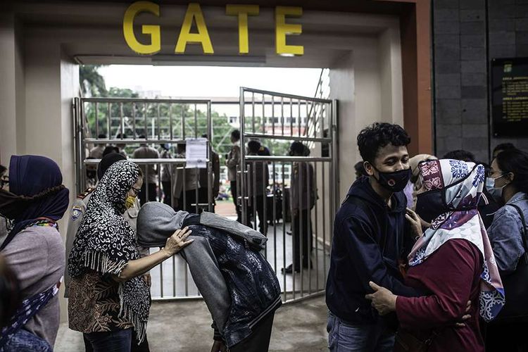 Orangtua peserta aksi memeluk anaknya yang dipulangkan di Polda Metro Jaya, Jakarta, Rabu (14/10/2020). Polda Metro Jaya memulangkan ratusan peserta aksi yang diamankan dalam aksi unjuk rasa menolak UU Cipta Kerja.