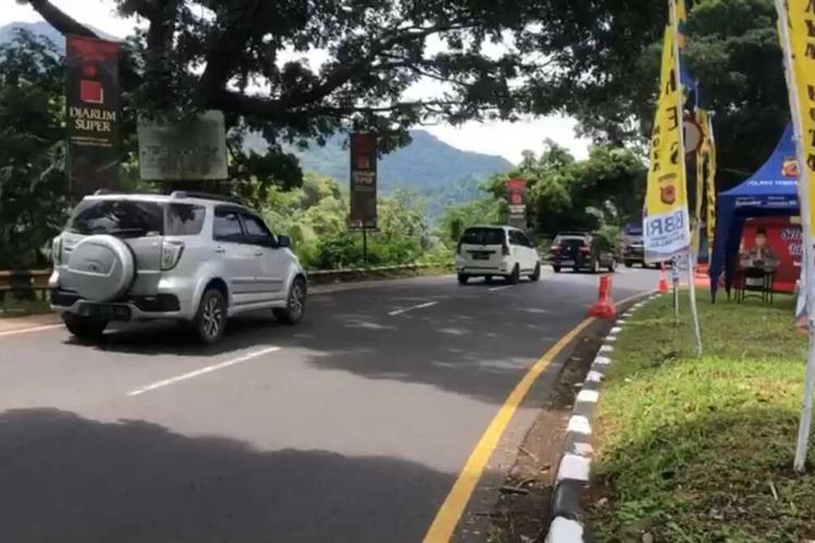 Pemudik motor dan mobil mulai berdatangan melintasi jalur Selatan Jawa Barat lewat Gentong, Kabupaten Tasikmalaya, Senin (25/4/2022).