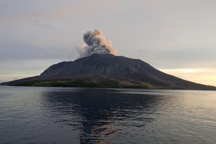 Gunung Ruang difoto pada Jumat (19/04)