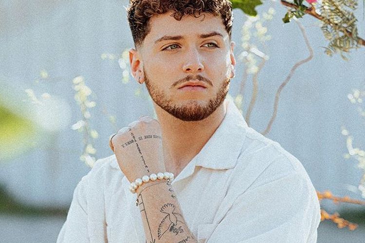 Bazzi, pelantun lagu Beautiful.