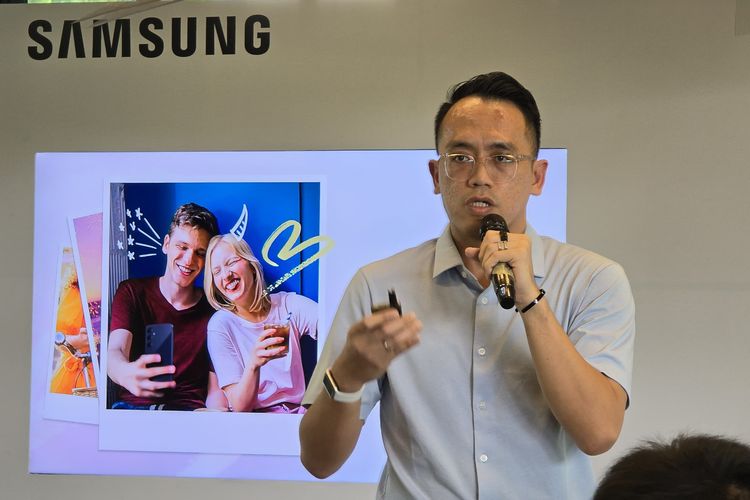 MX Product Marketing Senior Manager Samsung Electronics Indonesia, Ilham Indraman sedang mempresentasikan spesifikasi dan fitur unggulan Samsung Galaxy A55 dalam acara peluncuran yang berlangsung di Jakarta Pusat, Senin (11/3/2024)