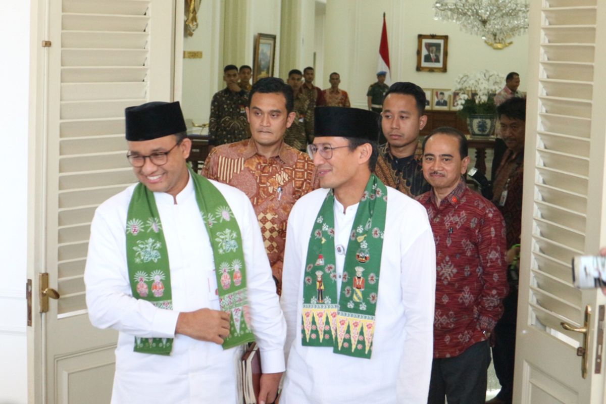 Gubernur dan Wakil Gubernur DKI Jakarta, Anies Baswedan-Sandiaga Uno usai makan siang bersama Wakil Presiden Jusuf Kalla di Istana Wakil Presiden, Jakarta, Kamis (26/10/2017). 