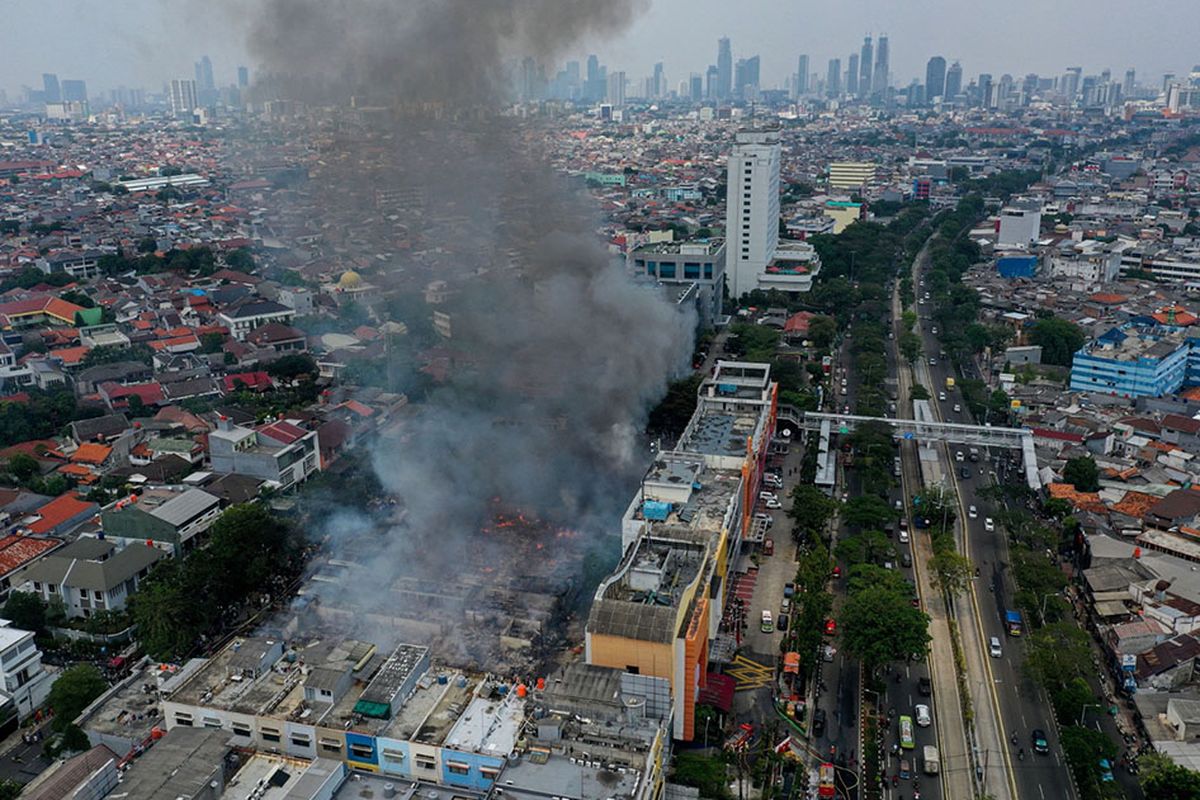 Foto aerial kebakaran Pasar Cempaka Putih di Jakarta Pusat, Kamis (24/9/2020). Kurang lebih 20 unit mobil pemadam kebakaran dikerahkan untuk memadamkan api, sedangkan penyebab kebakaran masih dalam penyelidikan pihak yang berwenang.